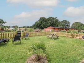 A garden with chairs and a picnic table at Driftway Stables Retreat in Diss