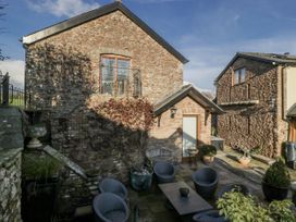 An outdoor area with seating and plants at The Wren's Nest in Ross-on-Wye