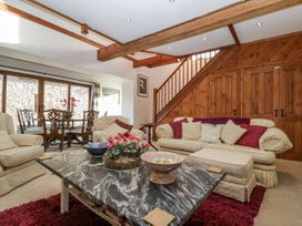 A living room with a coffee table and dining area at The Wren's Nest in Ross-on-Wye
