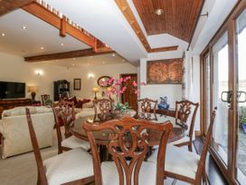 A dining room with a table and chairs at The Wren's Nest in Ross-on-Wye