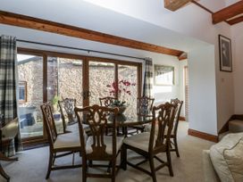 A dining room with a table and chairs at The Wren's Nest in Ross-on-Wye