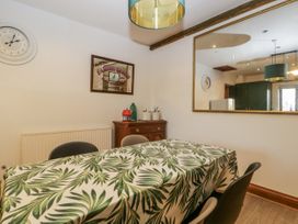 A dining room with a table and chairs at The Wren's Nest in Ross-on-Wye