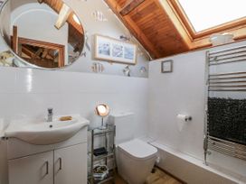 A bathroom with sink, toilet, and bath at The Wren's Nest in Ross-on-Wye