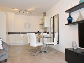 A dining area with a table and chairs at Sea Snug in Newquay