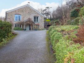 A house with a driveway and garden at Kerslake House in Crafthole