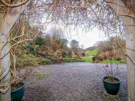 A garden view through an archway at Kerslake House Crafthole
