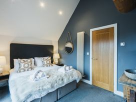 A bedroom with a bed and a door at Apres Ski in Addingham