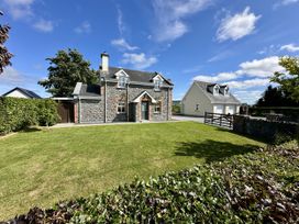 A house with a garden and trees at Seeview in Charleville