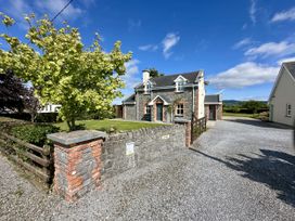 A house with a gravel driveway and tree at Seeview in Charleville