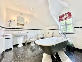 A bathroom with a bathtub, sink, and toilet at Seeview Charleville