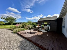 A garden with a seating area and plants at Seeview in Charleville