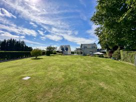 A garden with a house and trees at Seeview in Charleville