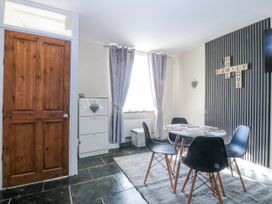 A dining room with a table and chairs at Tegfan Garndolbenmaen near Porthmadog