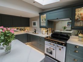 A kitchen with cabinets and a cooker at 23 New Church Street in Tetbury