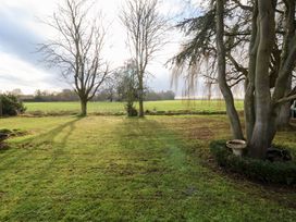 A garden with grass and trees at Three Ways South Lopham near Garboldisham