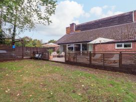 A garden with furniture and parasols at Three Ways South Lopham near Garboldisham