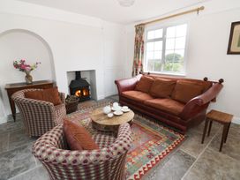 A living room with a sofa, chairs and a coffee table at Glencoe Cottage in Broadway