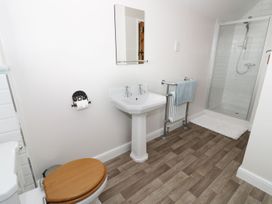 A bathroom with a sink, toilet, and shower at Glencoe Cottage in Broadway
