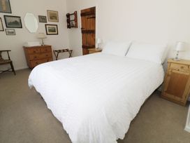 A bedroom with a queen bed and nightstands at Glencoe Cottage in Broadway