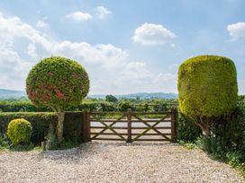 An outdoor area with a gate and topiary at Glencoe Cottage in Broadway