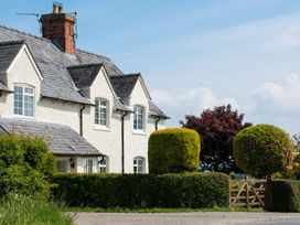 A house with a chimney and garden at Glencoe Cottage in Broadway