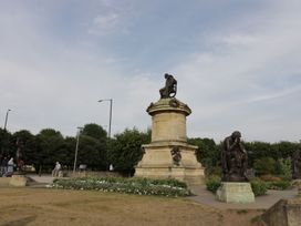 A statue on a pedestal in a park at Glencoe Cottage Broadway