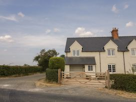 A house with a gate at Glencoe Cottage in Broadway