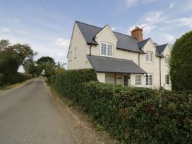 A house beside a road with hedges at Glencoe Cottage in Broadway