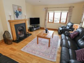 A living room with a fireplace and television at Tigh Marie 