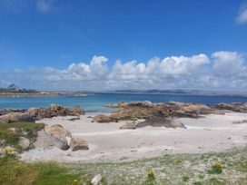 A beach with sand and rocks at Tigh Marie