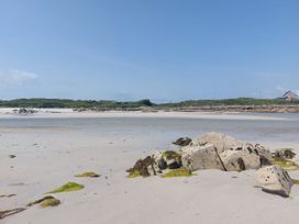 A beach with rocks and seaweed at Tigh Marie 