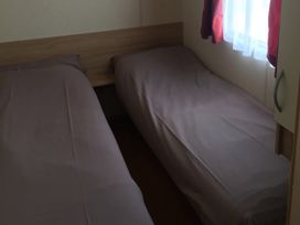 A bedroom with two single beds at Gannet 16 (G16) Bridge Of Allan