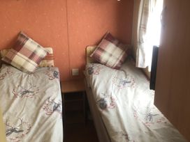 A bedroom with two single beds at Gannet 18 (G18) Bridlington