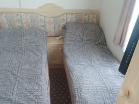 A bedroom with two single beds at Gannet 19 (G19) Bridlington