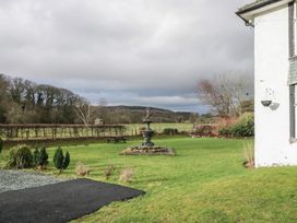 A garden with a fountain and bench at Herdwick Croft in Bassenthwaite
