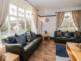 A living room with sofas and a coffee table at Herdwick Croft in Bassenthwaite