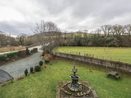 A garden with a fountain and a bench at Herdwick Croft in Bassenthwaite