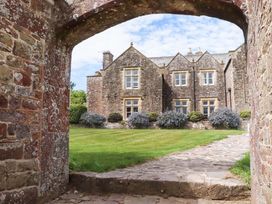 A view of a building through an archway at Dowrich West Wing Apartment in Crediton