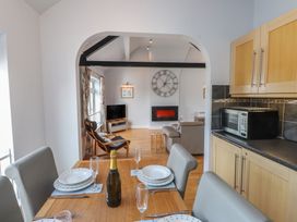 A dining room with a table and chairs at Flat 1 in 