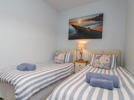 A bedroom with two beds and a lamp at Flat 1 in 