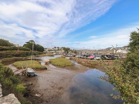 A view of boats and water in a harbor at Flat 1