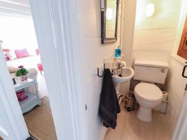 A bathroom with a sink and toilet at Mariners Cottage in Bideford
