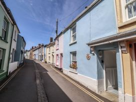 A street with colored houses and flowers at Mariners Cottage in Bideford