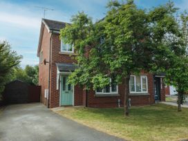 A house with trees and a driveway at Meadow View in Kinmel Bay