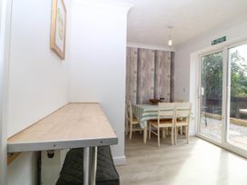 A dining room with a table and chairs at Meadow View in Kinmel Bay