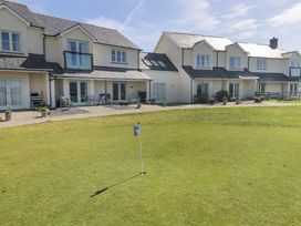 An outdoor area with houses and a golf flag at Ty Mor in Newport, Pembrokeshire