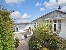 A house with a garden and pathway at Porthmeor in Wadebridge