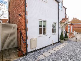 An outdoor area with a gravel pathway and plants at Joy's Cottage in Snettisham