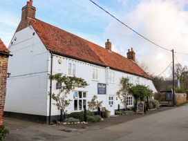 A building with a sign and car park at Joy's Cottage in Snettisham