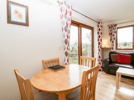 A dining area with a table and chairs at Orchard Cottage in Ledbury